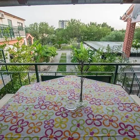 In Core Area Of Seline Apartment Starigrad Paklenica